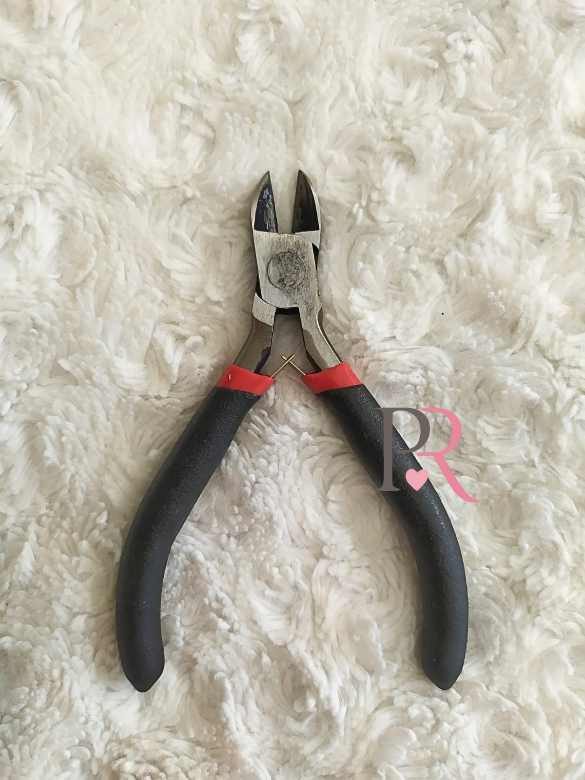 Pinza alicate mango negro